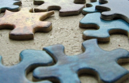 Puzzle pieces scattered on a table_canstockphoto187456 760x320